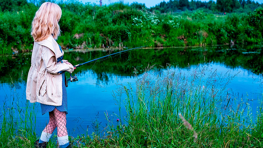 девушка на рыбалке с мужем