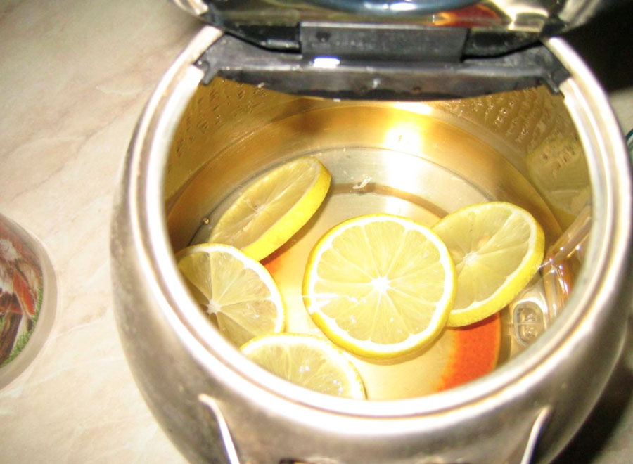 избавляемся от накипи в чайнике лимонами