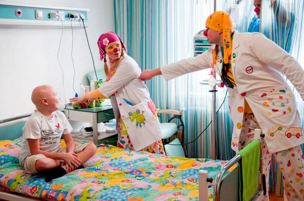 клоуны в детской больнице, смех продлевает жизнь ребенку