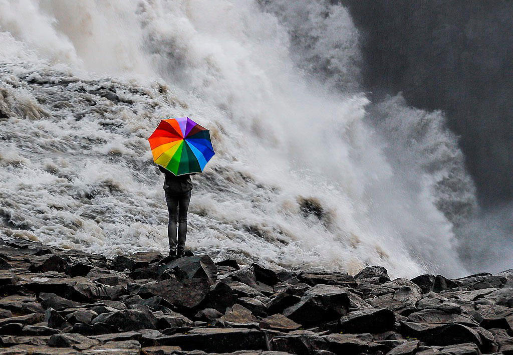 девушка с зонтиком у водопада