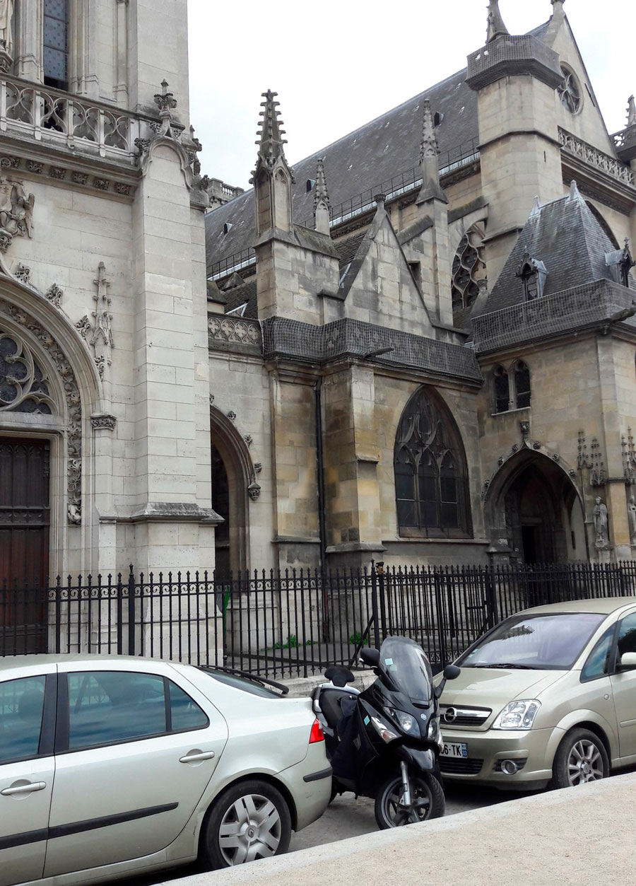 Стоянка машин около Лувра