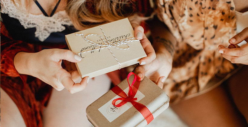 Как правильно выбрать хороший подарок? Откуда пошла традиция дарить подарки близким
